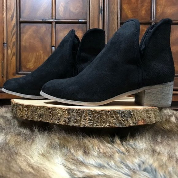 NWOT Seven7 Black Faux Suede Split Side Perforated Back Sim Birch Heel Bootie - Picture 3 of 8